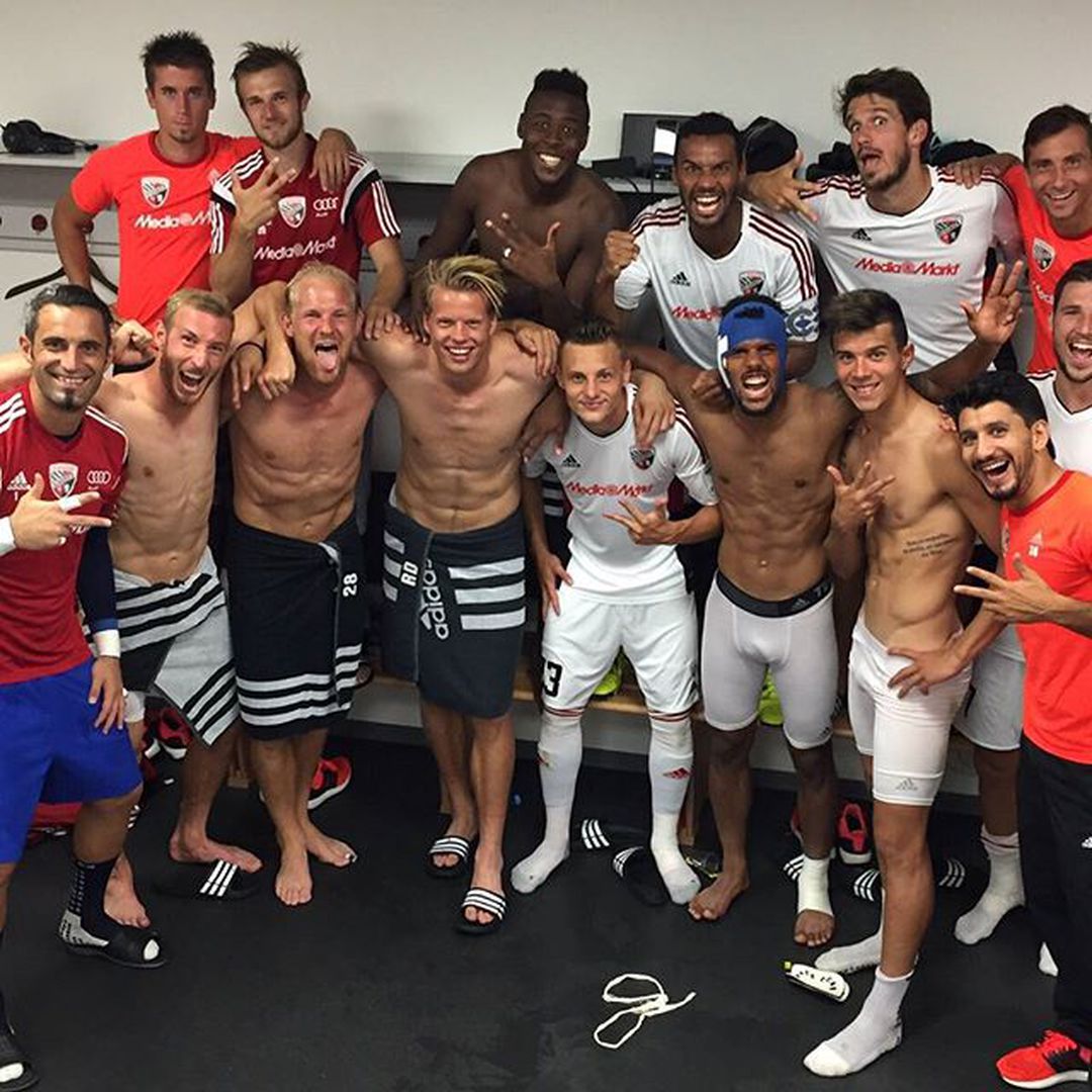 sexysoccer6's tweet photo. Team pictures are the best. 
To many hot guys....

#football #soccer #ShirtlessTwitter #shirtless #boybody https://t.co/FbRlSS8bGp