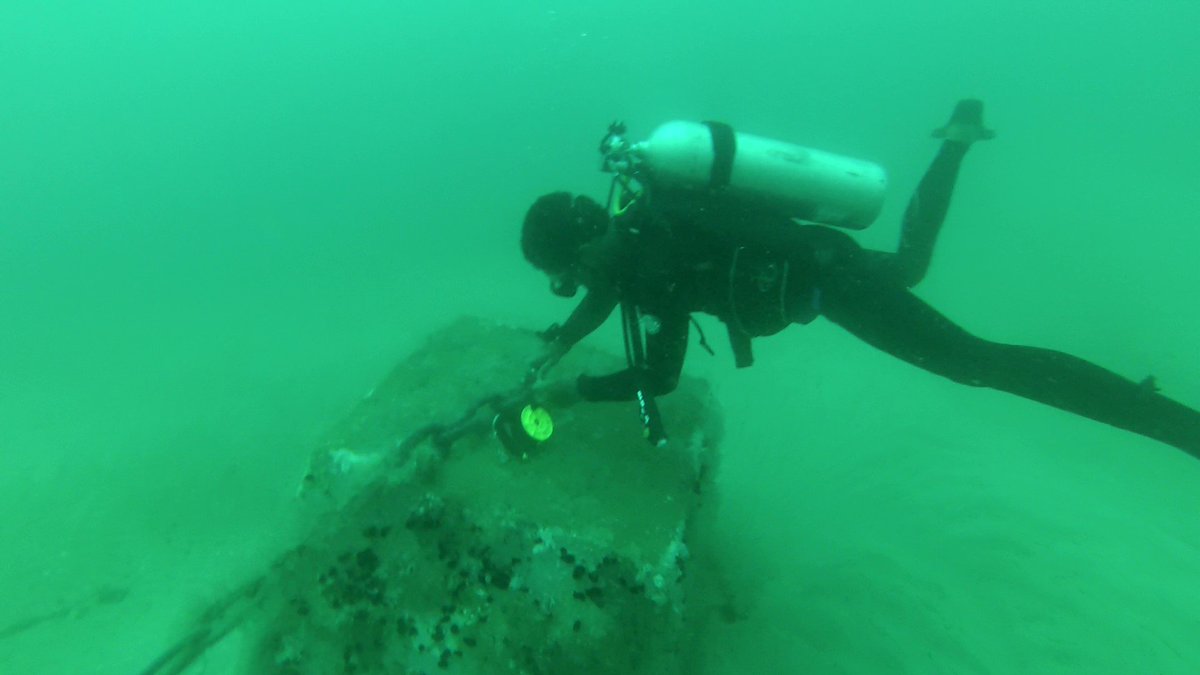 oceaam's tweet photo. Cientistas trabalhando na Baia de Todos os Santos. Dados de corrente, temperatura, salinidade, turbidez, etc. Departamento de Oceanografia da UFBA #CientistaTrabalhando #DiaNacionaldaCiencia #SIMBTS #simcosta #mergulhocientifico #Science #ufba #igeoufba https://t.co/zkz0pBu9s6
