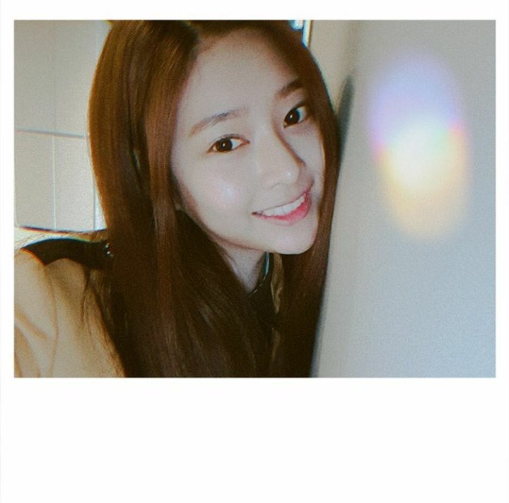First things first I& #39;m not putting everything, I& #39;m just tweeting those selcas or pictures of her<3