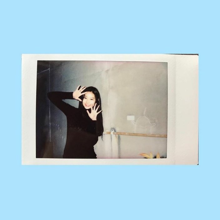 First things first I& #39;m not putting everything, I& #39;m just tweeting those selcas or pictures of her<3