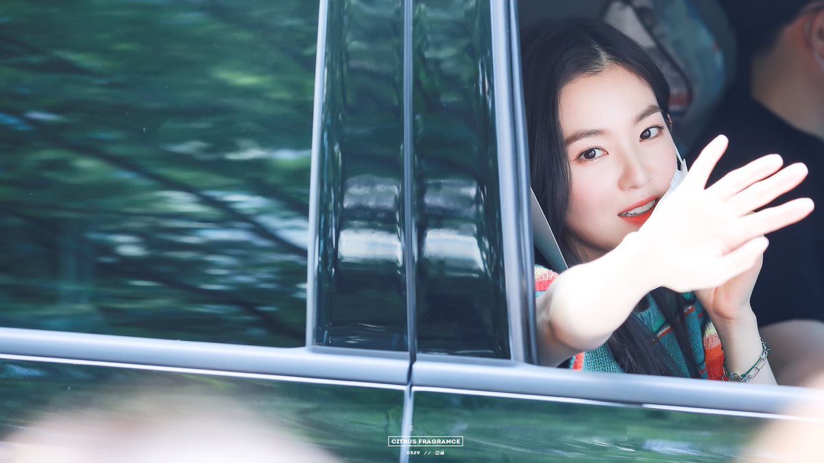 fragrance0329's tweet photo. 2020.7.8 두시탈출
언니의 비주얼 등급은 s급이다 ㅋㅋㅋ

#IRENE #아이린 https://t.co/38IWMxPuvB