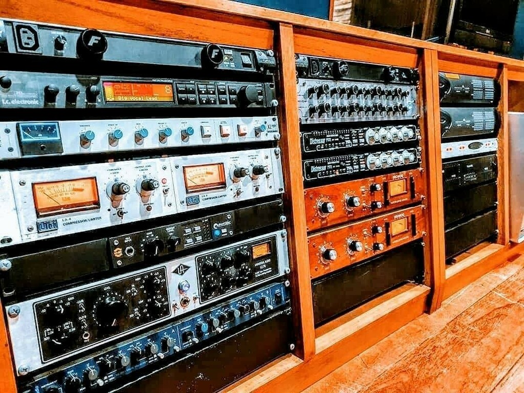 EmpiricalLabs's tweet photo. Do you buy your racks pre-built or do you make them yourself?
.
.
.
.
.
#empiricallabs #recording #studio #recordingstudio #musicproduction #inthestudio #studiolife #producer #producerlife #studioflow #musicstudio #studiogear #audioengineer #audioenginee… https://t.co/wQ9EolUAjt https://t.co/HWMX6dTvsH