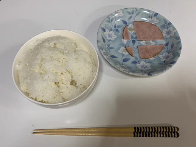 ハムエッグの作る際のツイートを見かけたので、やってみようと思ったけど、序盤で満足したのでこういう晩ご飯になりました。 