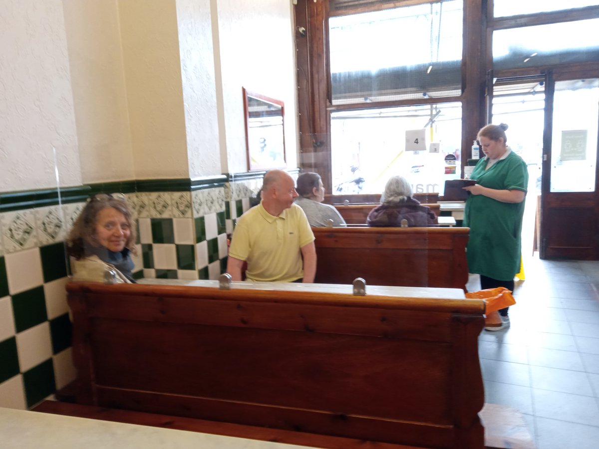 MikeHollandarts's tweet image. As we edge closer to some semblance of normality we ventured back into Manze's after a long hiatus.
Perspex screens, condiments brought to the table, and a waitress service were the noticeable differences. Thankfully the pie was just as delicious as it always was.
@Manzes_SE1