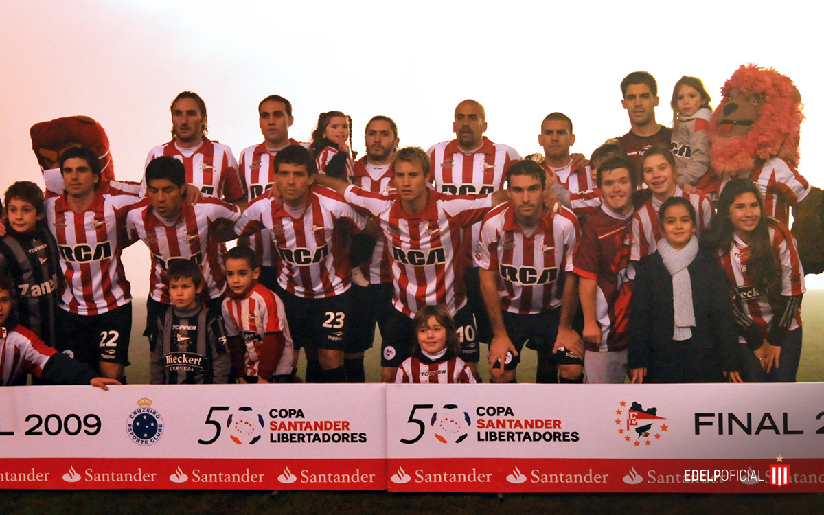 EdelpOficial's tweet photo. 📅🏆🇦🇹 #UnDíaComoHoy En 2009 disputábamos ante @Cruzeiro la primera final de la #Libertadores en el @estadiounicolp. Un duro partido que empatamos sin goles. Lejos de claudicar, iríamos luego en busca de la #GloriaEterna en el Mineirao 🏟🇧🇷 https://t.co/Mpntm03u8S