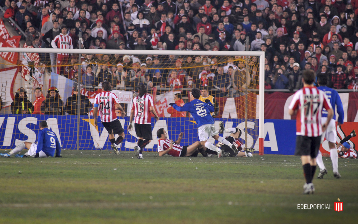 EdelpOficial's tweet photo. 📅🏆🇦🇹 #UnDíaComoHoy En 2009 disputábamos ante @Cruzeiro la primera final de la #Libertadores en el @estadiounicolp. Un duro partido que empatamos sin goles. Lejos de claudicar, iríamos luego en busca de la #GloriaEterna en el Mineirao 🏟🇧🇷 https://t.co/Mpntm03u8S