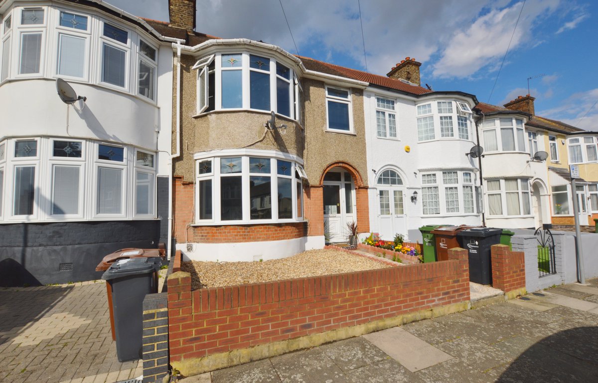 HuntersPlaistow's tweet photo. Good size family home located within close proximity to Barking town centre with the added benefit of having both Barking and Upney stations nearby.  Internally this well place property boasts two reception areas, kitchen leading onto a conservatory, and a spacious garden. https://t.co/pJPskVLyLn