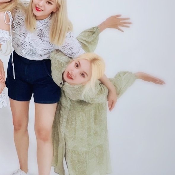 Chaengvelygram's tweet image. Is chaeyoung turning into a bird or what? 😆