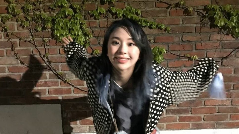 Chaengvelygram's tweet image. Is chaeyoung turning into a bird or what? 😆