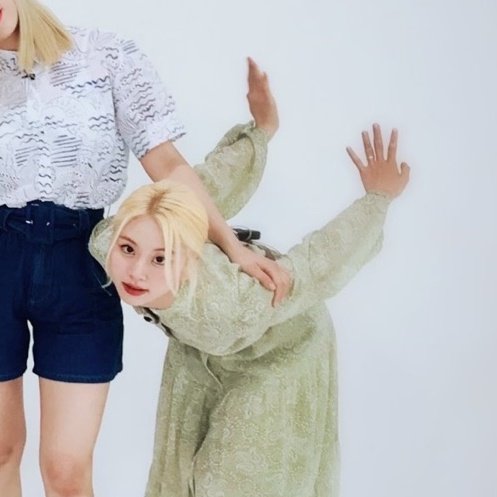 Chaengvelygram's tweet image. Is chaeyoung turning into a bird or what? 😆