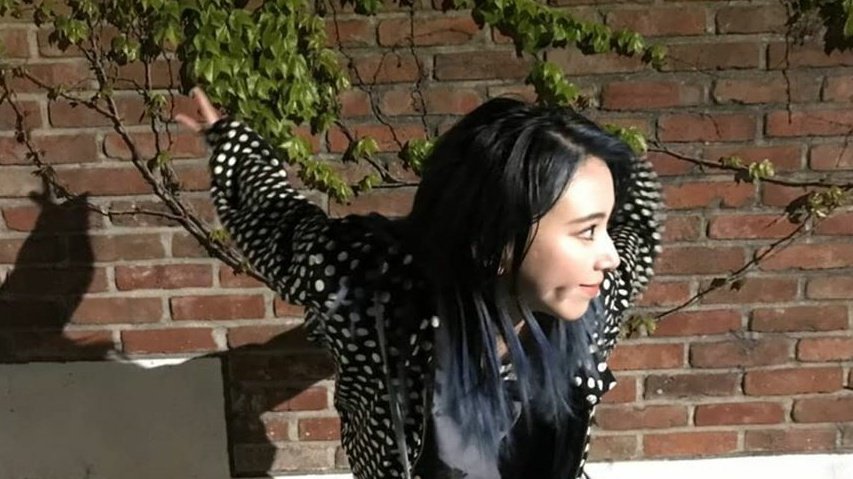 Chaengvelygram's tweet image. Is chaeyoung turning into a bird or what? 😆