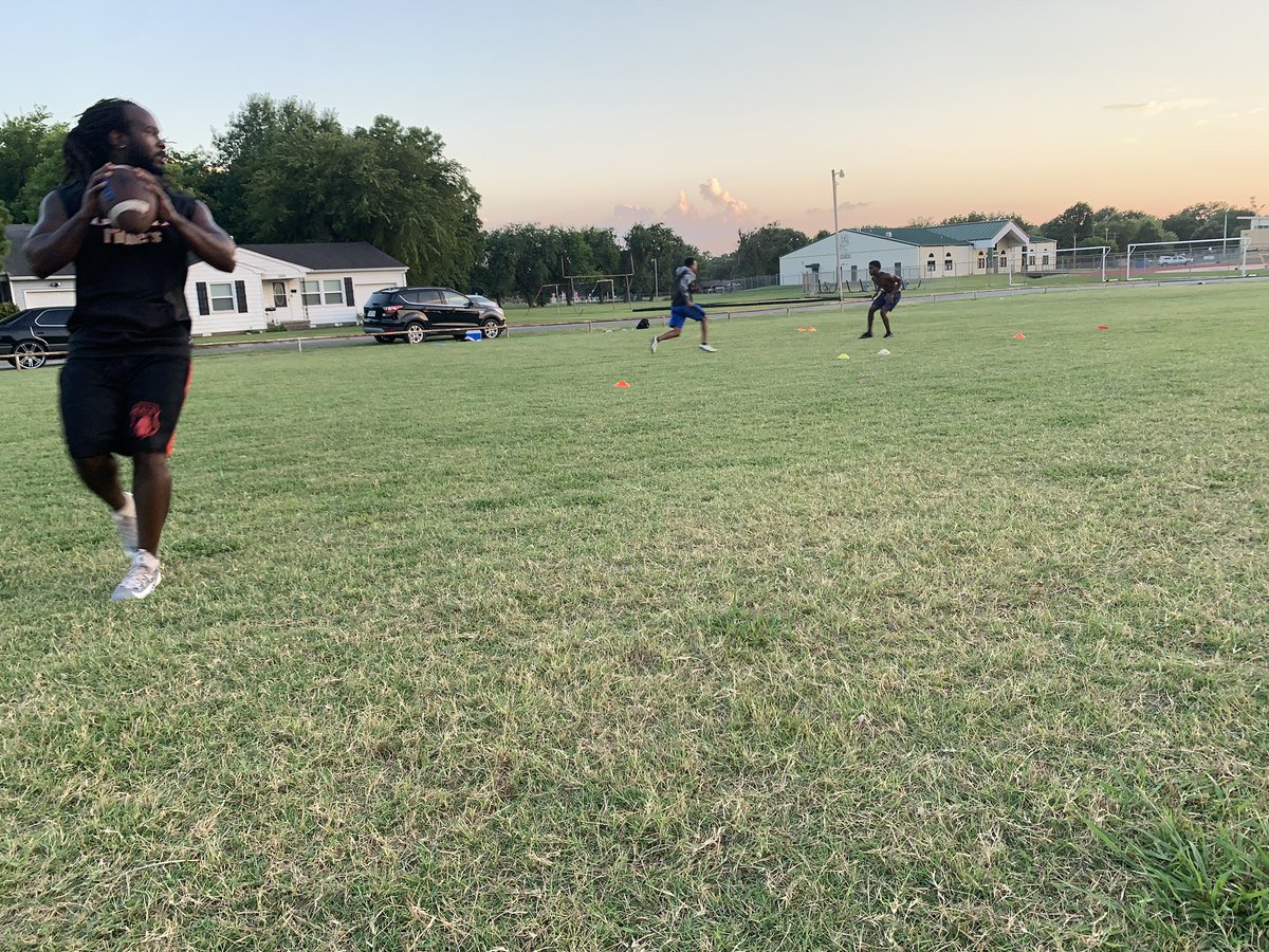 CayaFitness's tweet image. ayGot  in a 🔥 workaout with thea squad last night!  #cayafiitness #oklahomacfootballtraining #defensivebacktraining #cayafitnesstraining #oklahomapersonaltrainer oklahomaspeedtraining