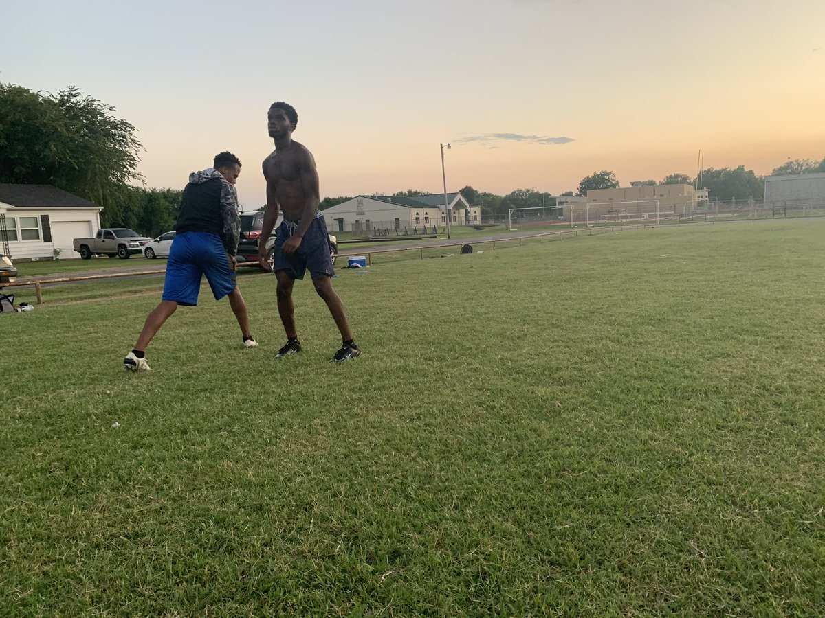 CayaFitness's tweet image. ayGot  in a 🔥 workaout with thea squad last night!  #cayafiitness #oklahomacfootballtraining #defensivebacktraining #cayafitnesstraining #oklahomapersonaltrainer oklahomaspeedtraining
