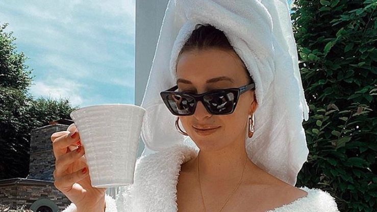 Me, sipping my coffee at home knowing today’s outfit delivery from GoFlyy is safely on it’s way☕️  bit.ly/2Z1aaGu pc: <a href="/somewherelately/">Somewhere Lately</a>