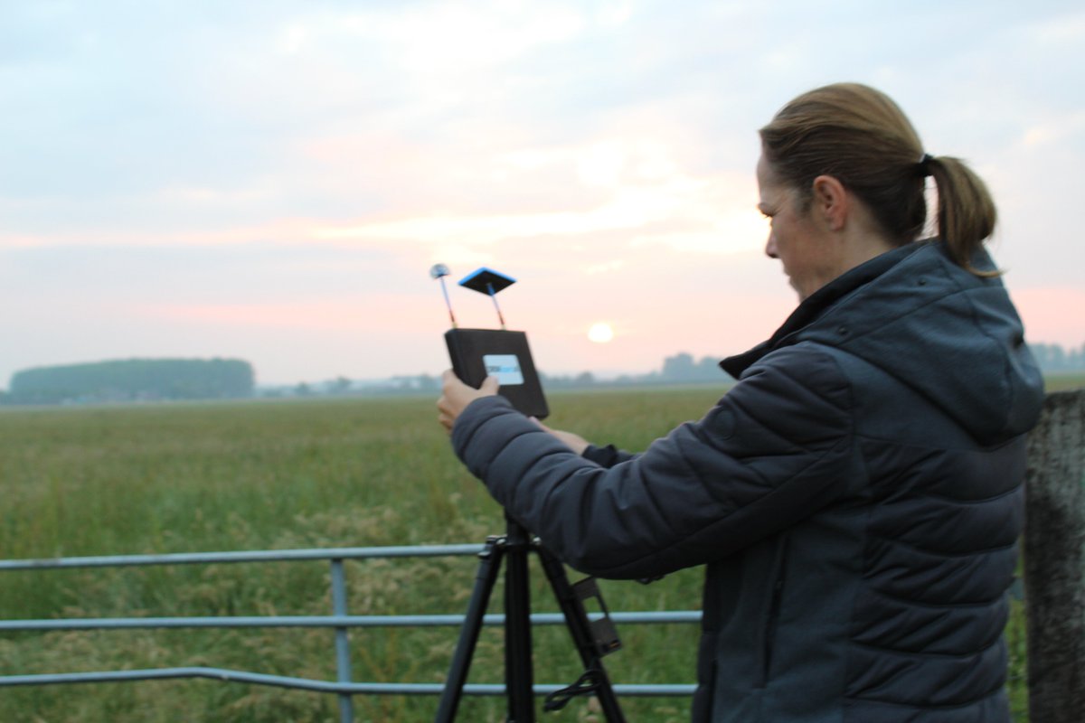 MoniqueNieuw's tweet photo. Paar weken geleden op pad geweest met de dronepiloten van het Collectief Rivierenland. Samen #weidevogels gespot voor zonsopgang. Het leverde een mooi verhaal en prachtig beeld op.... https://t.co/FvoOW7xWsE https://t.co/io7rJqQhZW