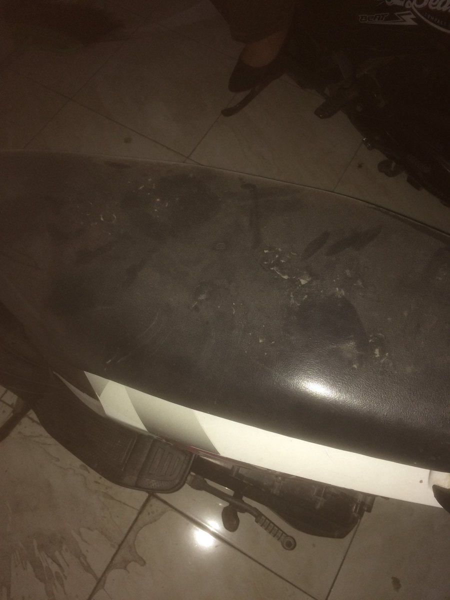 KostMenfess's tweet photo. Balik #kost liat motor motor di parkiran sampe berdebu gini, di kos kalian gini juga ga? https://t.co/tzPyq5q2AP