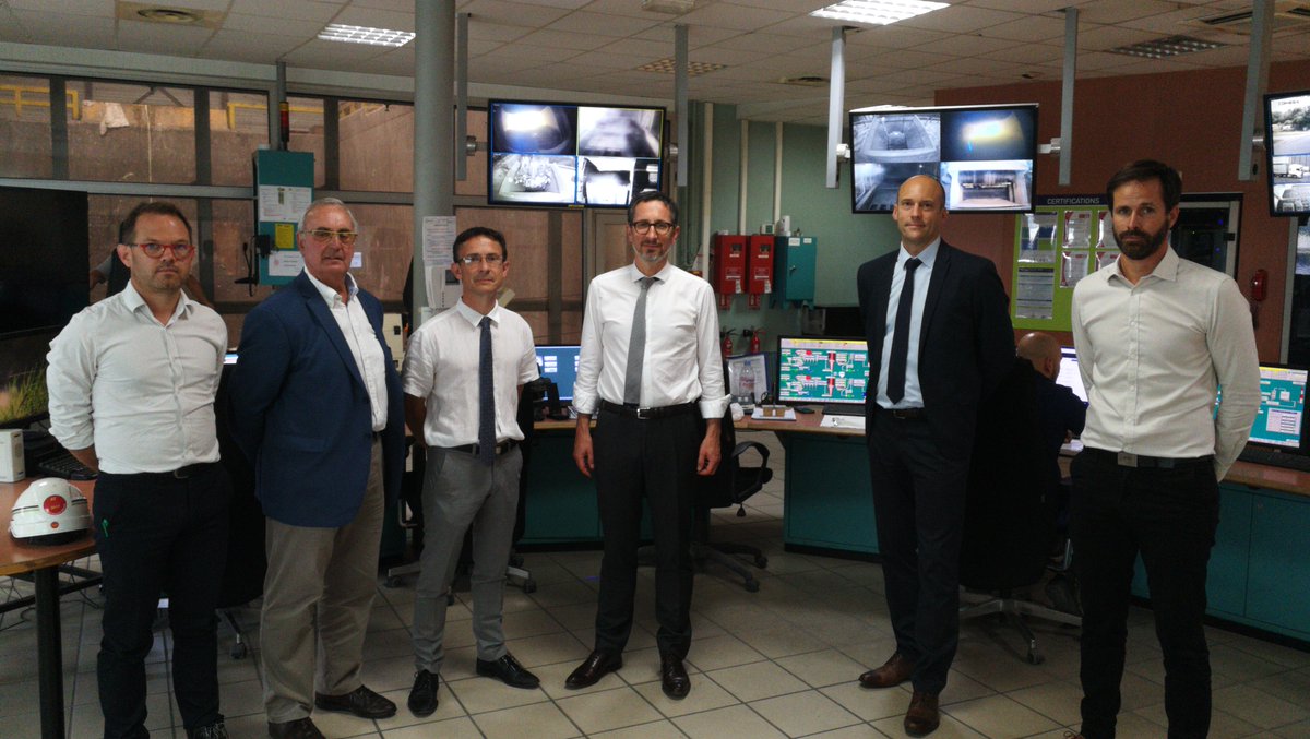 Setom27's tweet photo. Jérôme Filippini, @Prefet27 visite ECOVAL
Cette visite de terrain est l’occasion d’échanger avec Alain Petitbon, Président du @Setom27 
Nouveau centre de tri des déchets, crise sanitaire, chauffage urbain, … toute l’actualité du traitement des déchets dans l’Eure a été abordée https://t.co/8ktVuw5FUm