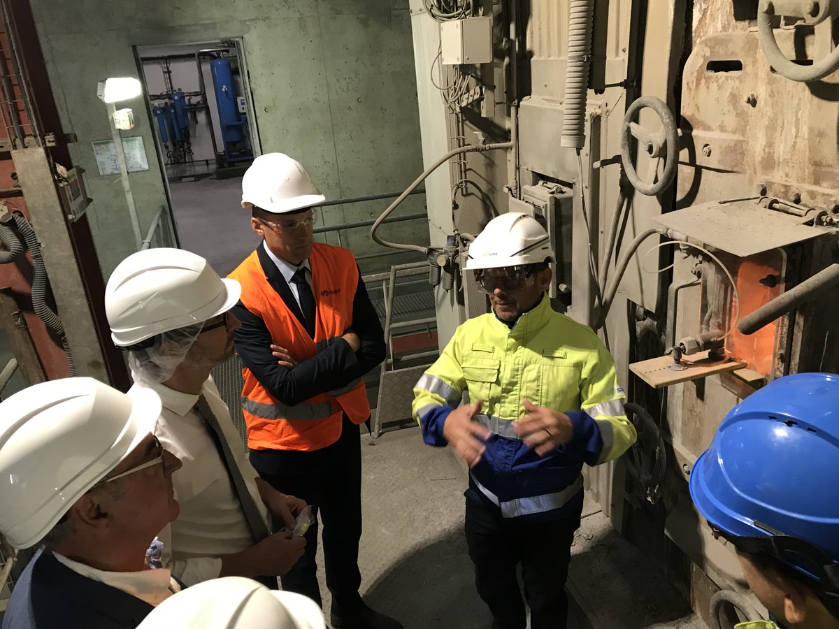 Setom27's tweet photo. Jérôme Filippini, @Prefet27 visite ECOVAL
Cette visite de terrain est l’occasion d’échanger avec Alain Petitbon, Président du @Setom27 
Nouveau centre de tri des déchets, crise sanitaire, chauffage urbain, … toute l’actualité du traitement des déchets dans l’Eure a été abordée https://t.co/8ktVuw5FUm