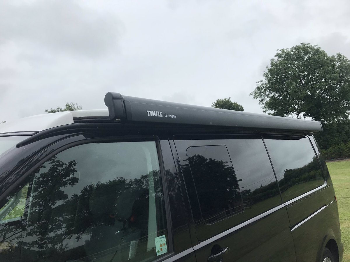 MMLConversions's tweet photo. Wind out awning and solar panel fitted #thuleomnistor #solartechnology #drivelodgeroofs #t6campervan https://t.co/41z3n6RA5x