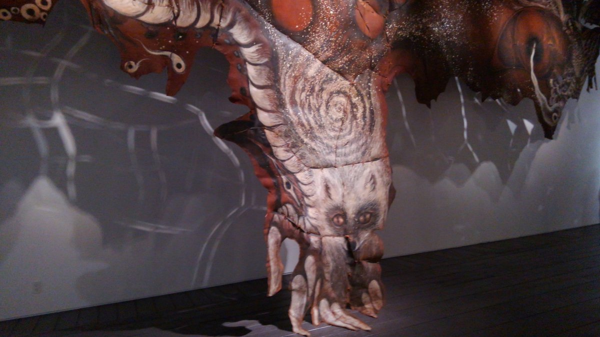 ミズノワ 目と鼻と口を大きくあけた印象的な顔のオブジェは 女で 嫉妬深いという山のカミサマを思いました 凝った展示会場になっていましたが 動物の角が振り子になって宙を揺れるさまは 何か素朴な儀式のようにも思える空間でした