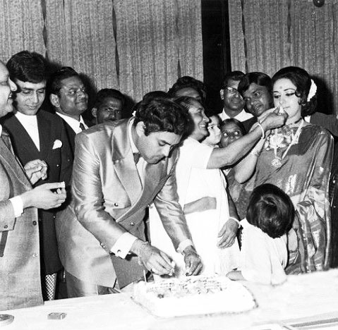 BombayBasanti's tweet photo. Tributes to one of the greatest actors of all time, master of all genres, "Haribhai", "The Great - #SanjeevKumar" on birth anniversary (Jul 9) 🌹🙏

Celebrating b'day with mother, #RajendraKumar &amp; #HemaMalini
With #Dharmendra #AmitabhBachchan #Asrani
@aapkadharam @SrBachchan https://t.co/7nYTQWvaeD
