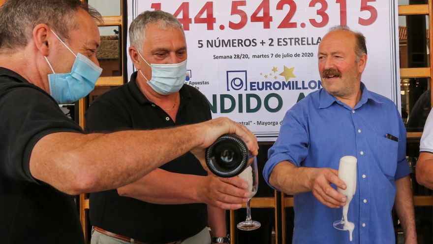 ¡Comenzamos!

En Mayorga han llovido 144 millones de euros, nos lo cuenta su alcalde. <a href="/ayudaenaccion/">Ayuda en Acción</a> ha lanzado la campaña #PeleaConLoQueTienes. Hablamos con una de las personas confinadas en Albacete. Cierre con Altavoz de la Memoria.

🔴 #DIRECTO
👉 rtve.es/radio/radio-na…