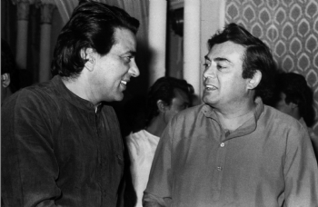 BombayBasanti's tweet photo. Tributes to one of the greatest actors of all time, master of all genres, "Haribhai", "The Great - #SanjeevKumar" on birth anniversary (Jul 9) 🌹🙏

Celebrating b'day with mother, #RajendraKumar &amp; #HemaMalini
With #Dharmendra #AmitabhBachchan #Asrani
@aapkadharam @SrBachchan https://t.co/7nYTQWvaeD