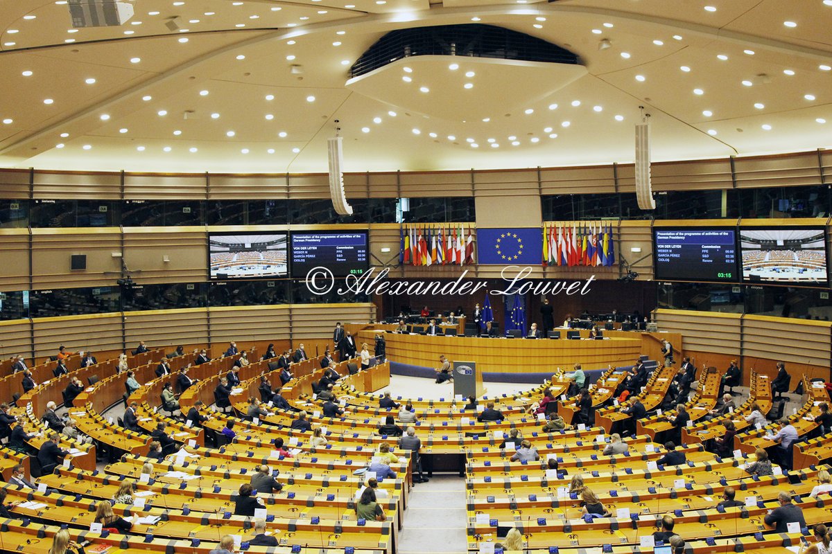 Positive_Europe's tweet photo. @Powershoots Live - #EuropeanParliament
Impressieve speech by president Ursula von der Leyen @vonderleyen @Europarl_EN  with main speakers as #AngelaMerkel @EU_Commission @Positive_Europe @PowershootsTV 
"#Together for #Europe’s recovery" https://t.co/j3zkidjYEq