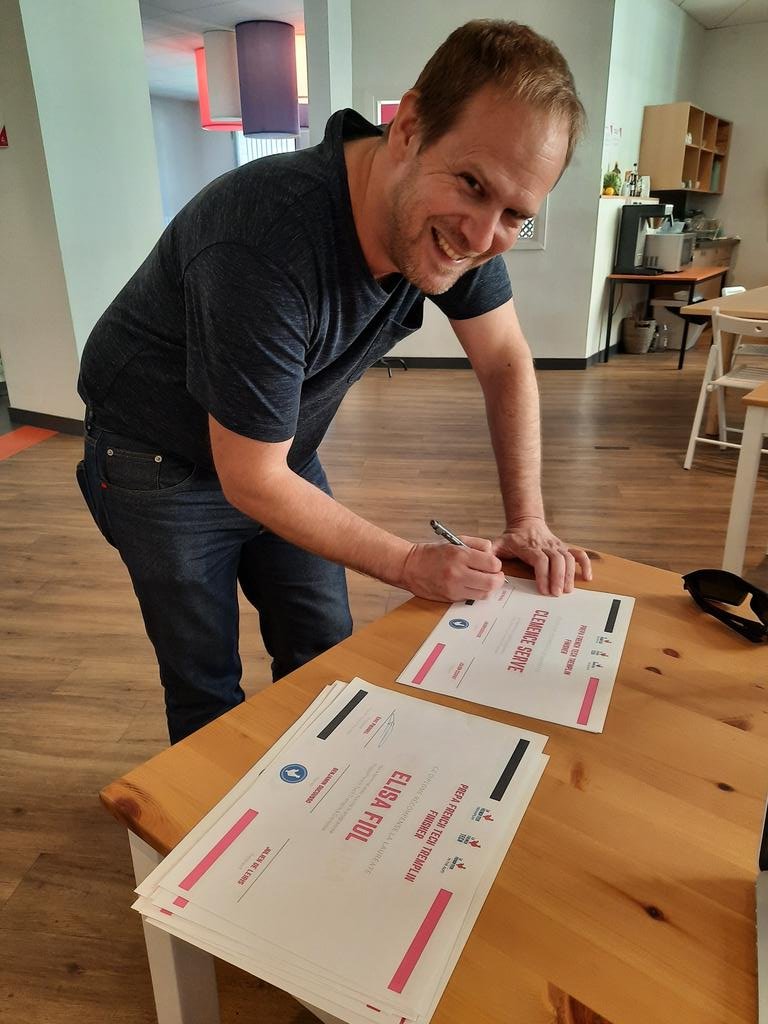 FTAlpsGrenoble's tweet photo. Instant plaisir pour notre président @EricPierrel en train de signer les diplômes de fin de programme Prépa #FrenchTechTremplin pour les 8 lauréats grenoblois. #talents #ftalps https://t.co/7NLmsJrFNX