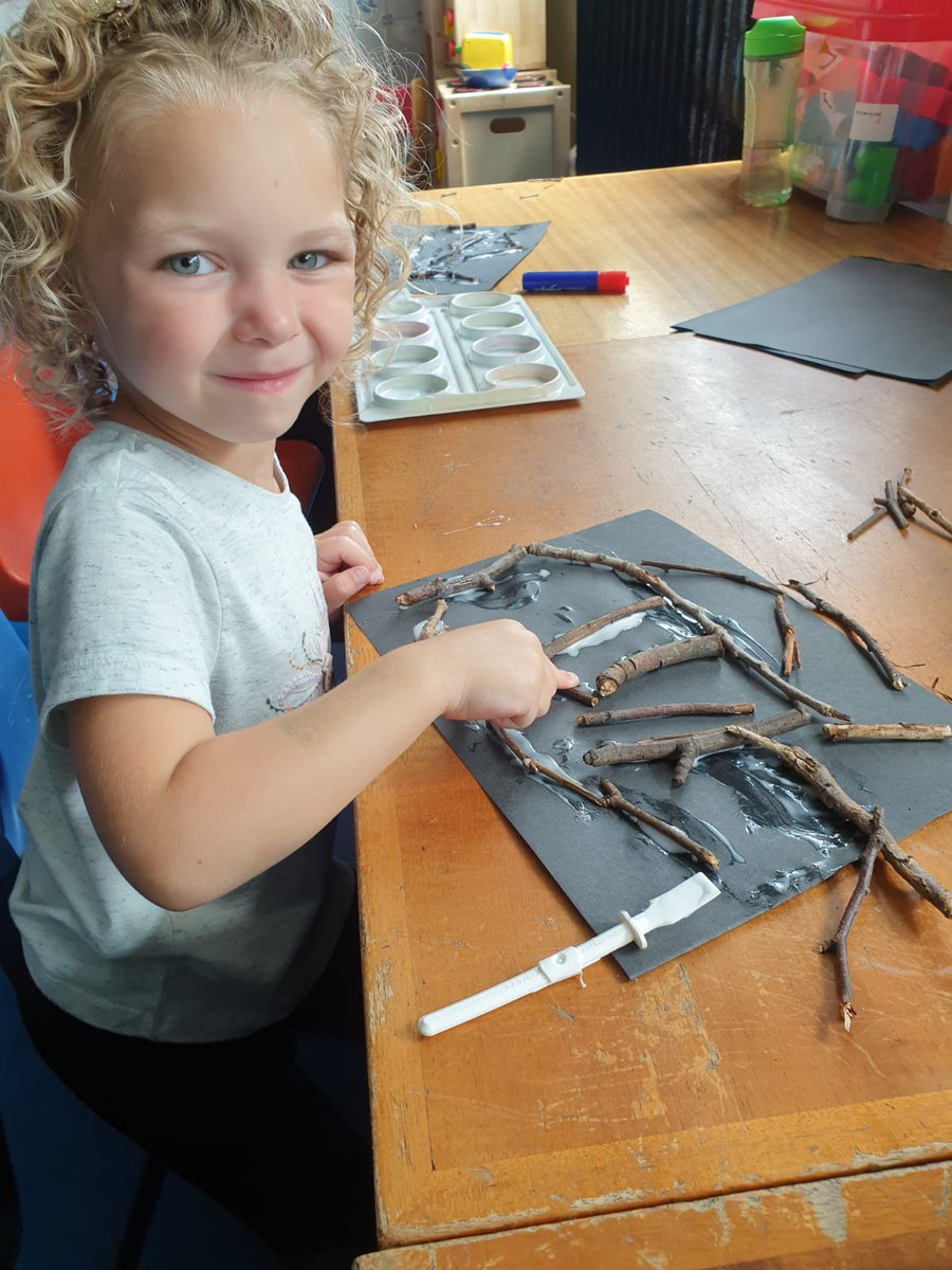 Old_OakPrimary's tweet photo. Two of our littlest members of the #KeyWorkerBubble making some amazing #Nature inspired art work today in #School 🍂

#SchoolClosure #KeyWorker #Education #EduTwitter #EducationInCovid #Children #Primary #EYFS @The_IPC @FW_Education #TheIPC #Topic #EarlyYears #Outdoors #Artwork https://t.co/931WyYznwQ