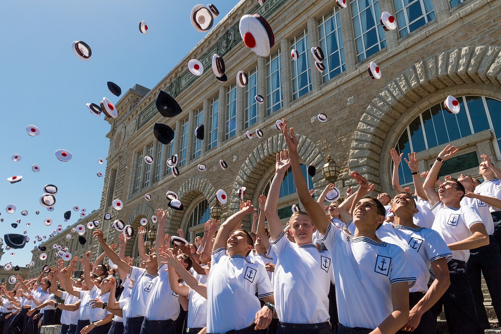 MarineNationale's tweet photo. [J-6 🇫🇷 ] Un détachement d’élèves de l’Ecole des Mousses sera présent lors des cérémonies du #14juillet2020 !  Âgés de 1⃣7⃣ ans en moyenne, ce seront les plus jeunes représentants de la Marine ! ⚓️ https://t.co/QN8GkoXUyv