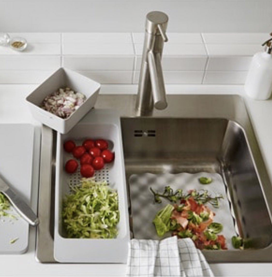 16. 그룬드바트네트 콜랜더
이거 하나로 주방이 확장되는 만능 콜랜더
채소 과일 씻을 때/물 뺄때
각종 면 헹굴때
그릇 건조대 넘칠 때
재료 손질할 때
자리 안차지하고 가벼움
여기저기 부딪혔을 때 쇠긁히는 소리 안남
그냥 다른 콜랜더 다 제끼고 얘만 씀