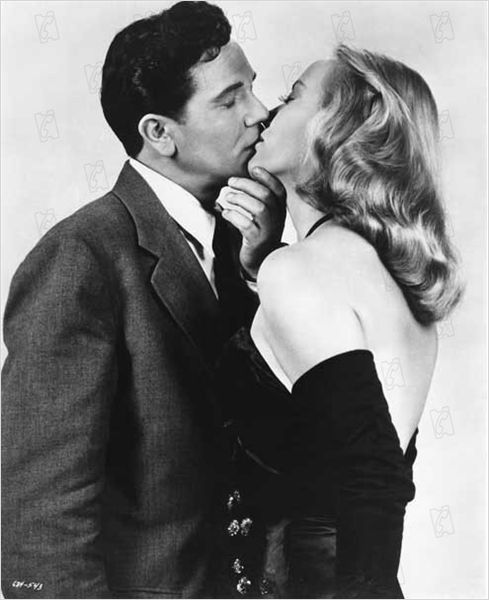 ZorikaZr's tweet photo. #FayeEmerson in Nobody Lives Forever 1946 #FilmNoir with John Garfield .
Costumes by Milo Anderson. 
#BornthisDay July 8 1917 #actress &amp; #StyleIcon Faye Emerson
#vintagefashion #gowns #dresses #opergloves #gloves #hats 
2/6 https://t.co/rt5XZ3dTR7