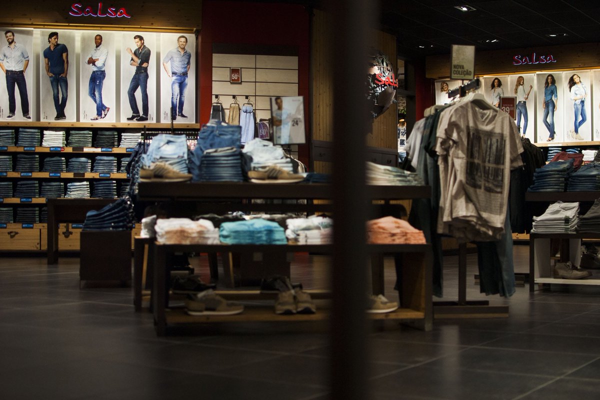 WeBookPorto's tweet photo. Loja da Salsa no Porto tem tecnologia que desinfecta a roupa em 30 segundos. https://t.co/7xUmNK8YoV https://t.co/Ww0Src1uvq