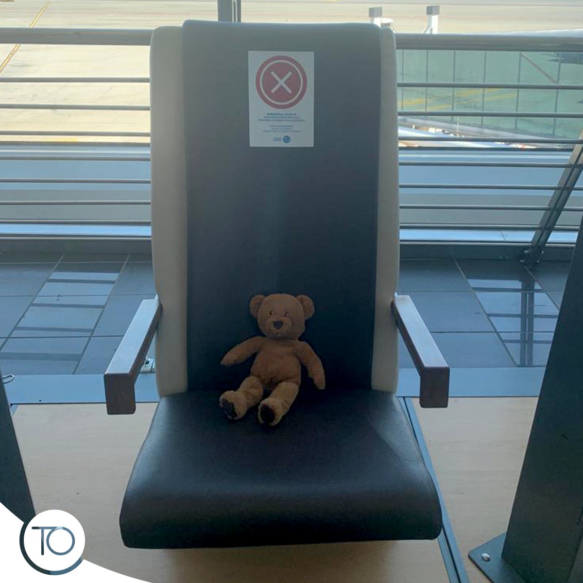 torinoairport's tweet photo. Questo è un messaggio per il piccolo viaggiatore che ha dimenticato questo orsetto seduto sulle poltrone dell'area imbarchi di #TorinoAirport: il tuo piccolo amico è al sicuro insieme a noi e ti aspetta al tuo ritorno!😉
Condividete e fate girare! #RiabbracciaTeddy ❤️ https://t.co/xFCknqZY2B