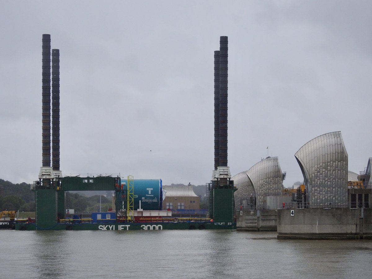 Watching The Thames tweet media