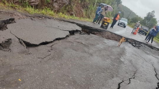 g1's tweet photo. Novo ciclone causa alagamentos e bloqueia rodovias no RS => https://t.co/bBBIpX1Z6l #G1 https://t.co/qNj6hLEgWm