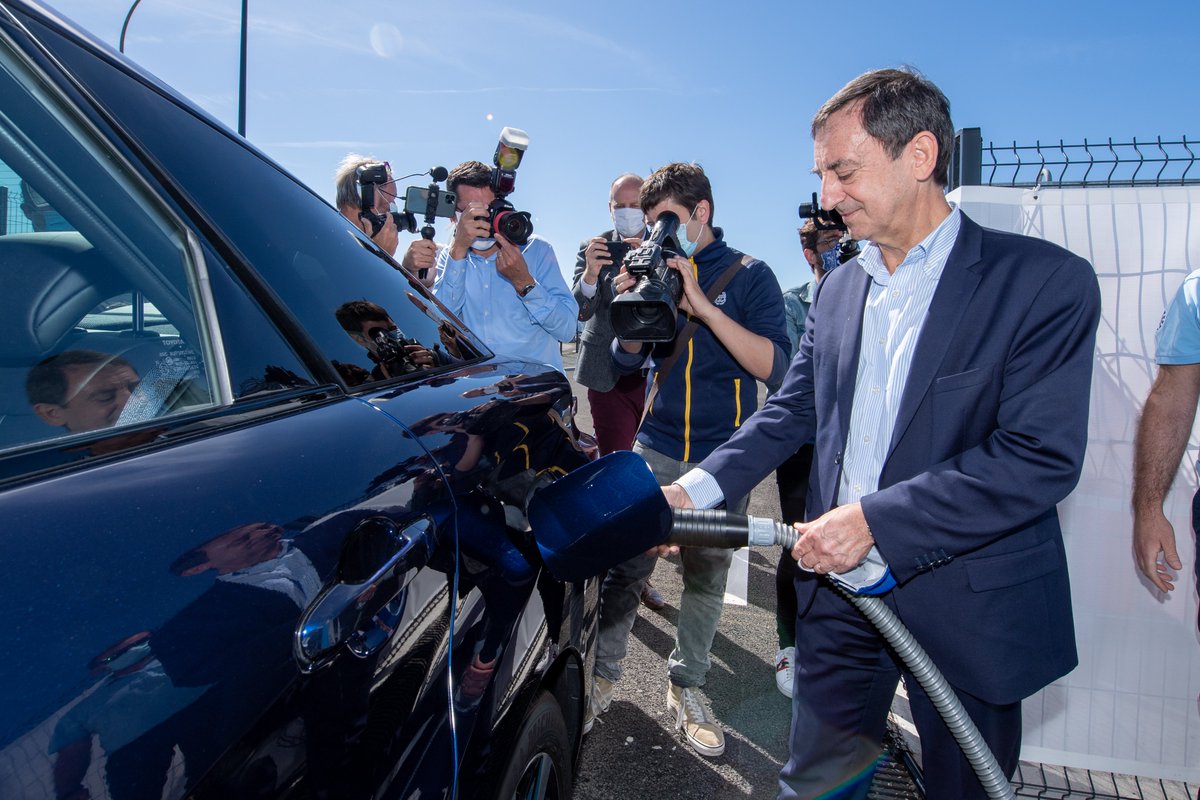 fillon_pierre's tweet photo. Fier d'avoir inauguré la station Hydrogène avec S. Le Foll, Maire du Mans, D. Le Mèner, Psd du Conseil Départemental de la Sarthe, C. Morançais, Psdte de la Région Pays de la Loire et P. Callejon, Dir Mobilités / Nouvelles Energies Total Marketing France #Hydrogène 1/6 https://t.co/T4jSBxjPRr