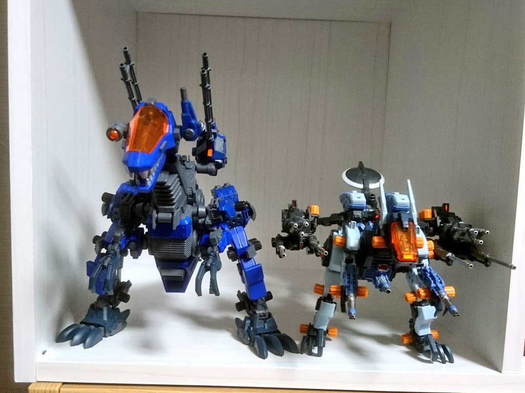 共和国歴代主力量産機と
特にHMM化でサイズアップしたゴドスと比べてもこの体格差！中型ゾイドの面目躍如です
しかしガンスナ派手やなぁ
…スナイプマスター？興味無くはないんだけどね