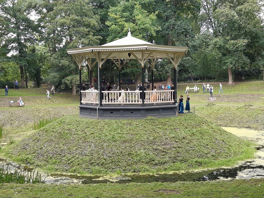 Mini balletvoorstelling op de wal in #Zaltbommel Sfeervol klassiek!