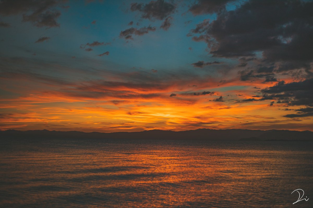 usalica's tweet photo. 夕焼けの空をぼーっと眺めて癒されたい。 https://t.co/3TMN8kNuz6