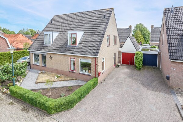 lamberinkfrl's tweet photo. Yes, deze #sfeervolle en goed onderhouden 2^1 kapwoning heeft een aangebouwde #garage, ruime oprit en zonnige #achtertuin. 
Daarbij is de woonkamer lekker ruim &amp; licht, zijn er 3 slaapkamers en is deze woning in #Rottevalle zéér betaalbaar! > https://t.co/fNkmrNeWF3 https://t.co/aU4EpsTsYq