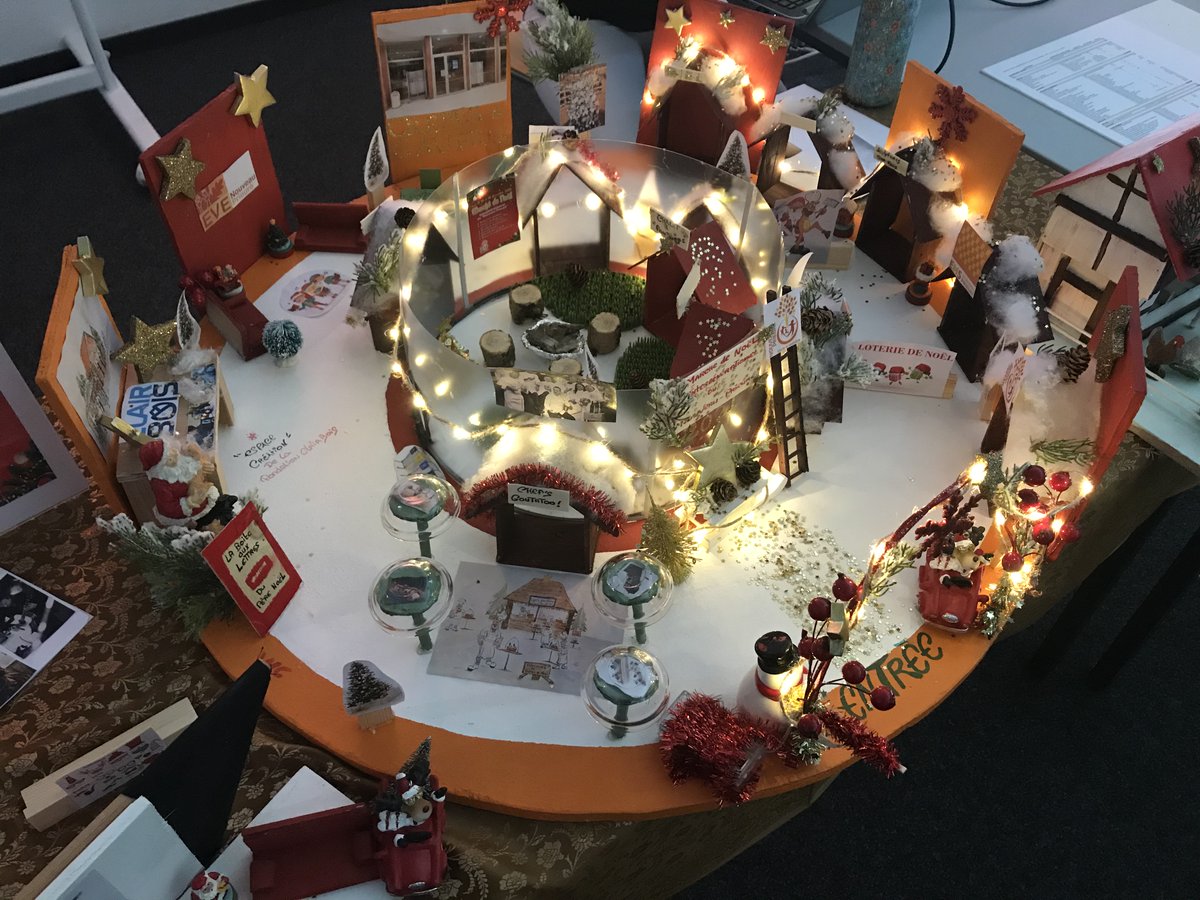 esm_g's tweet photo. Des grands bravos à l'ensemble de la volée ESM EVENT - diplôme en communication événementielle 2019-2020 qui achève avec succès sa formation!
Joli décor et ambiance de Noël lors du travail de diplôme pour terminer ce cursus innovant. 👏🎓

#ESM #ESMevent #diplome #evenementiel https://t.co/FCS2HsQOc4