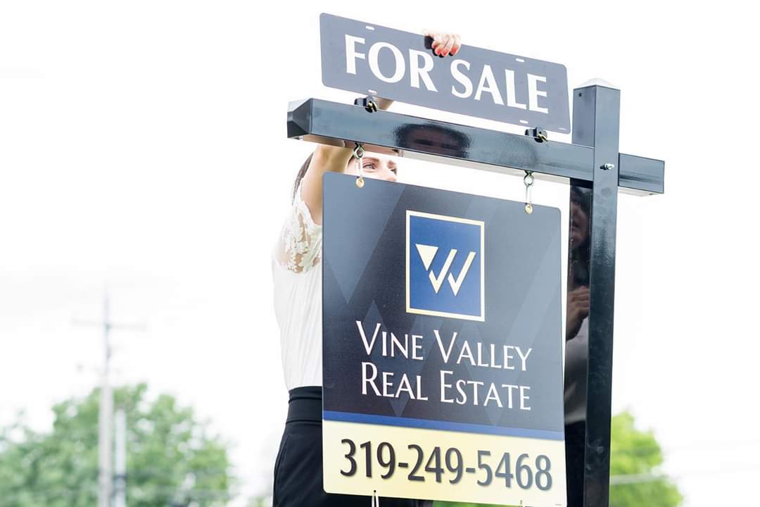 valley_vine's tweet photo. If you are considering selling, connect with us. Our team is knowledgeable and committed to work for you. Experience the difference and get one of these cool signs in your yard today.😎#vinevalleyre #cedarvalley #iowa #homeforsale https://t.co/H7ssLb8DV4