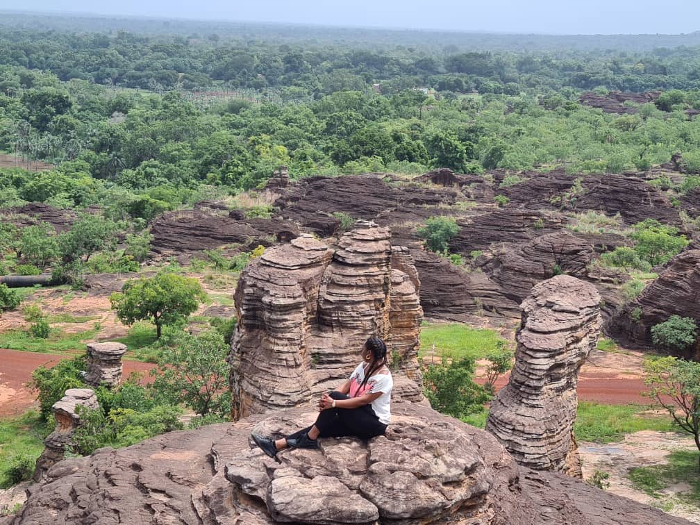 lyly4green's tweet photo. DÔMES DE FABÉDOUGOU 🥰Véritable chef d'œuvre de la nature 🌳🌳🌳
L’architecture des dômes est fascinante ... Au sommet, magnifique vue des champs de canne à sucre et l’abondante végétation de la region des cascades du #Burkina.
#NaturePhotography #Green https://t.co/J6xUOpSh77