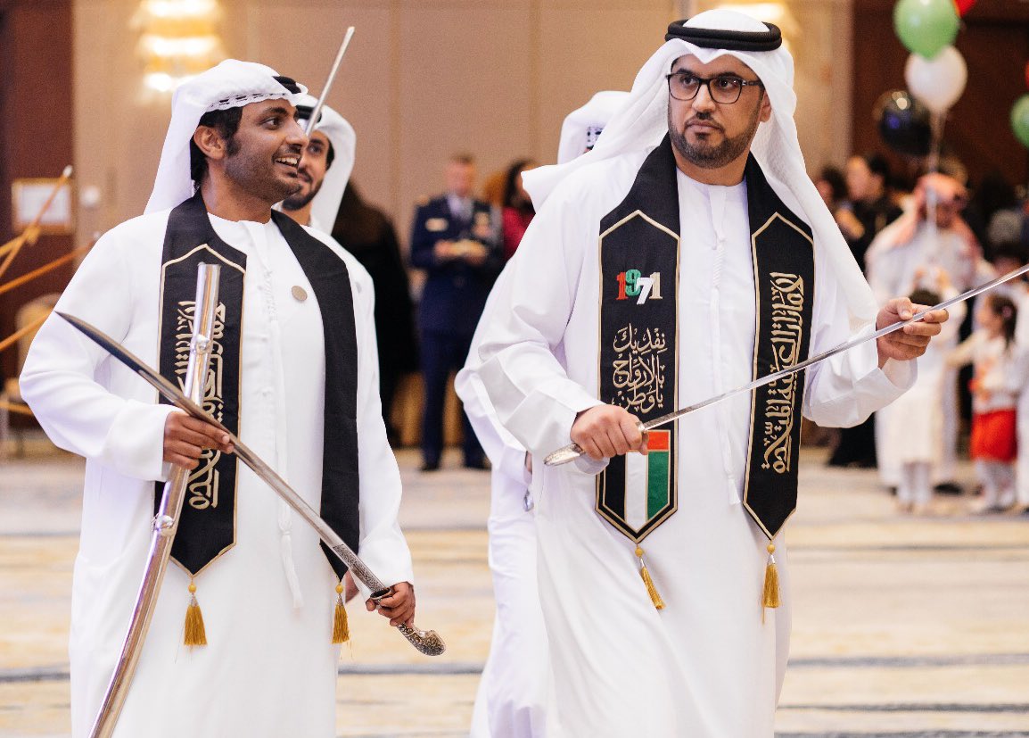 Ammar_Albreiki's tweet photo. .
حنا ذرى الدولة على العسر واللين 
من دونها نرخص دمانا الزكية

سلاحنا التفكير والعلم والدين 
والسيف والرشاش والبندقية

حكامنا وافين والشعب وافين
ونحارب التمييز والعنصرية 

برقابنا بيعة وبرقابنا دين
لها ومادامت الأرواح حية https://t.co/2JpMtKpgDy