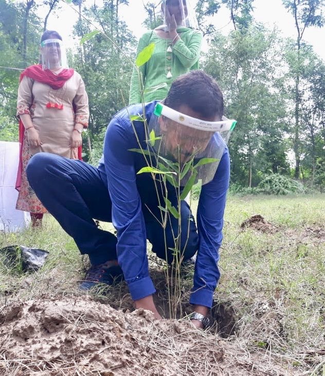 Shishir_Som's tweet photo. Plantation in the times of Corona ...
#TheCorrectWay
फ़ोटो खिंचाना भी भुला गये वैज्ञानिक 😌 https://t.co/dz5eqdJ2Tp