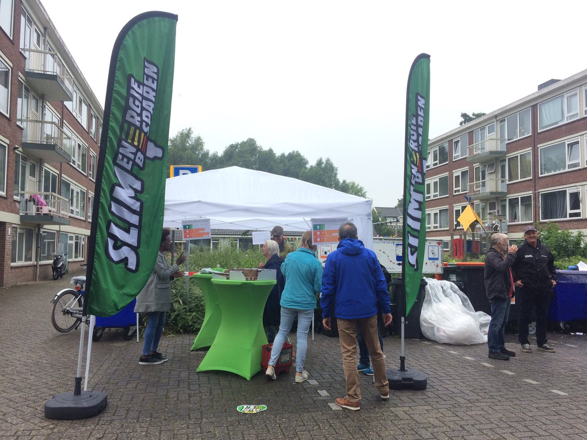 DrechtseStromen's tweet photo. Onze #energiecoaches gingen vandaag voor het eerst aan de slag. Tijdens opruimactie van @WijkVoor in #Crabbehof gaven ze tips over kleine maatregelen om energie te besparen. #allekleinebeetjeshelpen Ook wethouder @BcmStam kreeg tips. #RRE @GemDordrecht https://t.co/vSyQVRralo