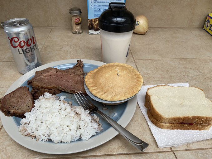 It&rsquo;s dinner time when I say it&rsquo;s dinner time.. 👿😂💕 #Merica https://t.co/nSAu7JZcVl<a href="/tag/merica"class="tags"><span>#merica</span></a>