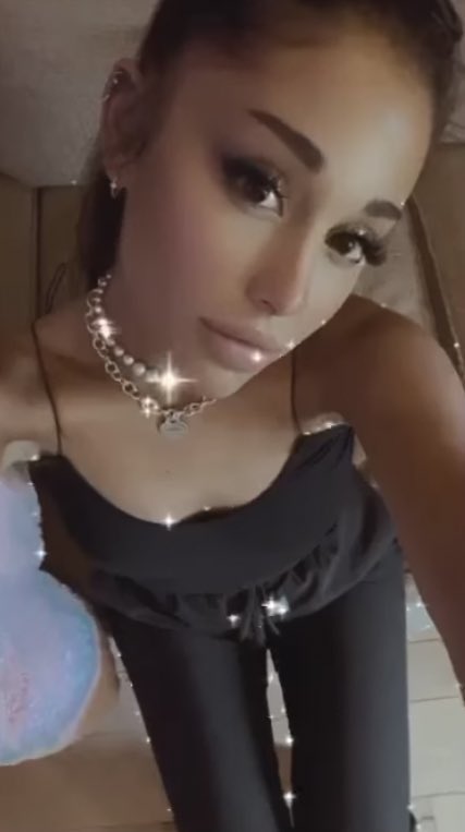 violetlovesari's tweet photo. Will you marry me, love of my life?? @ArianaGrande https://t.co/YFgy3M3iKt
